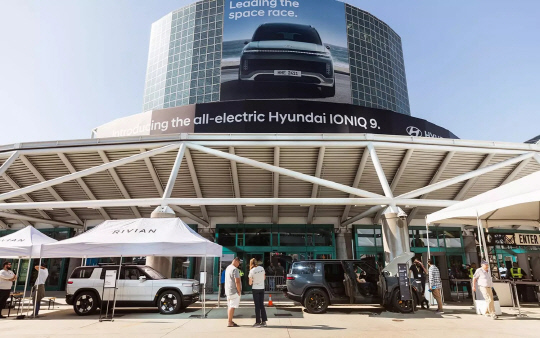 미국 캘리포니아주 로스앤젤레스 컨벤션 센터에서 22일(현지시간) 열린 '2024 LA 오토쇼' 행사장 정면에 있는 현대자동차 아이오닉 9 신차 광고 이미지. 출처=LA오토쇼 홈페이지